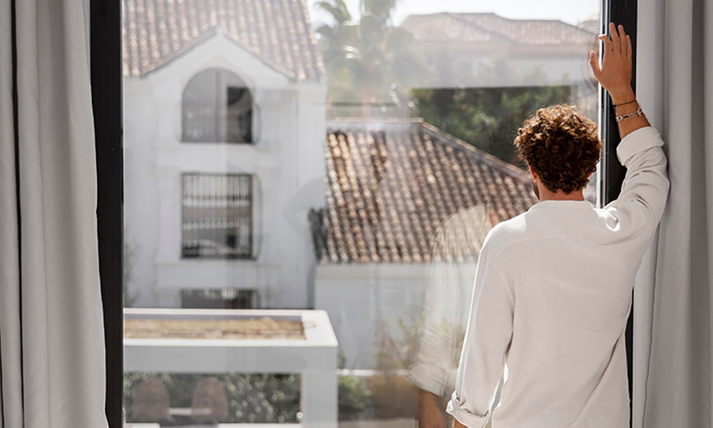 Los beneficios de contar con cortinas y persianas inteligentes en tu hogar